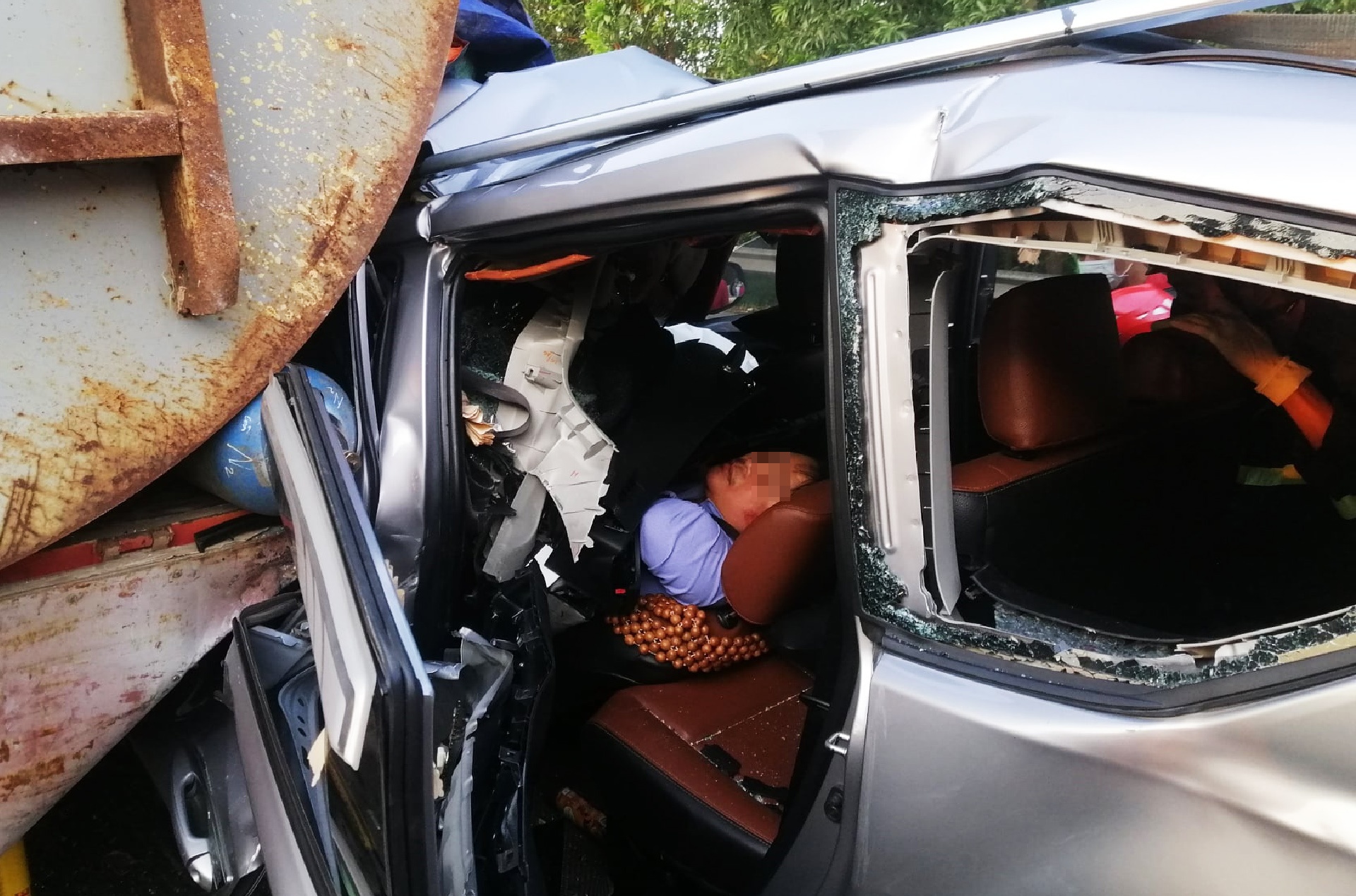 mac ket trong xe innova anh 2