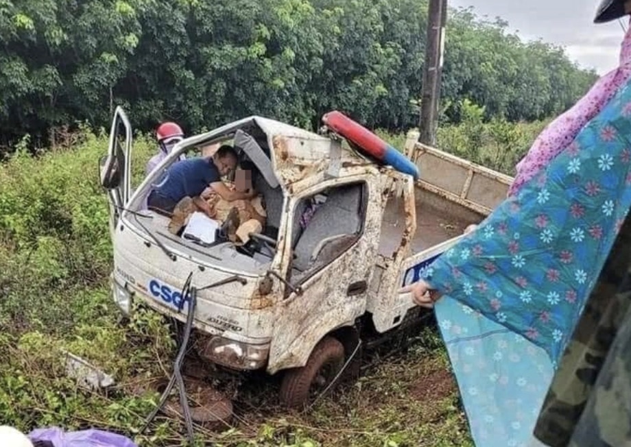 Xe chuyen dung CSGT no lop khien mot can bo trong thuong hinh anh