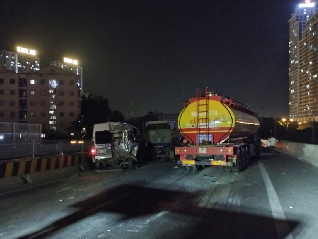 Xe bon tong loat oto trong dem o Ha Noi, duong tren cao te liet hinh anh