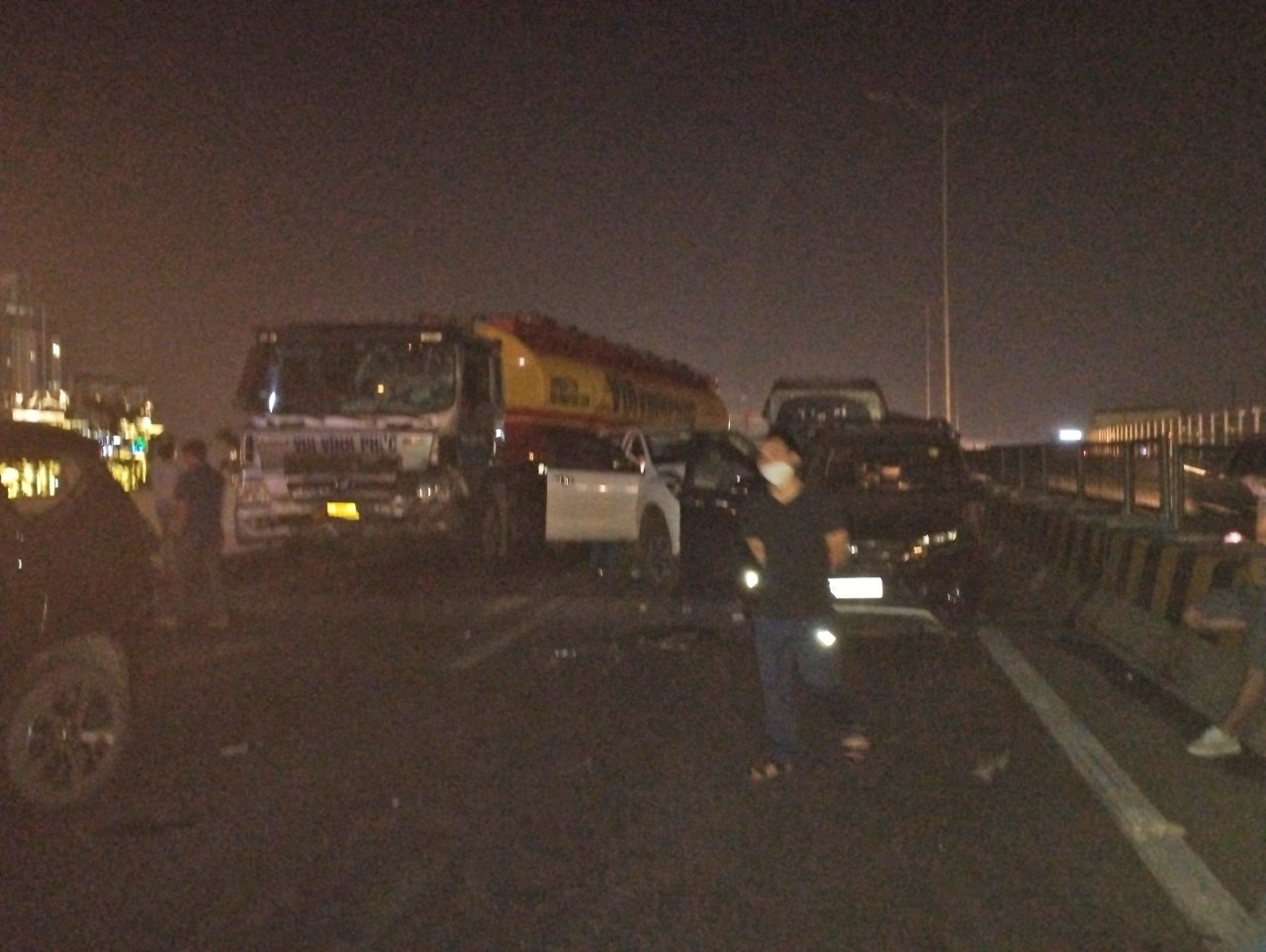 tai nạn liên hoàn xe bồn ảnh 2 tai nan lien hoan xe bon anh 2