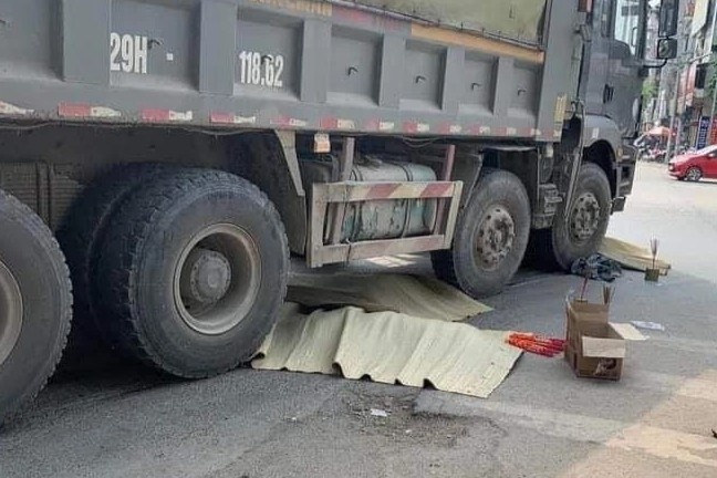 3 nguoi cung gia dinh tu vong duoi banh xe tai hinh anh