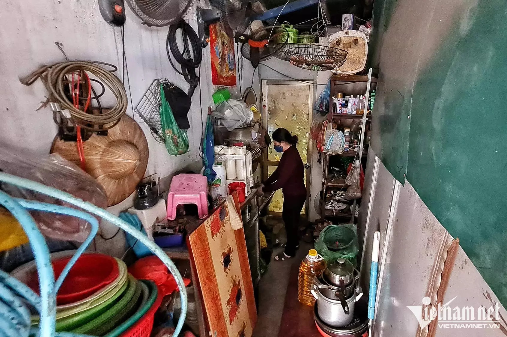 Ngang nhien dung day cap khoa nha dan giua trung tam Ha Noi anh 2