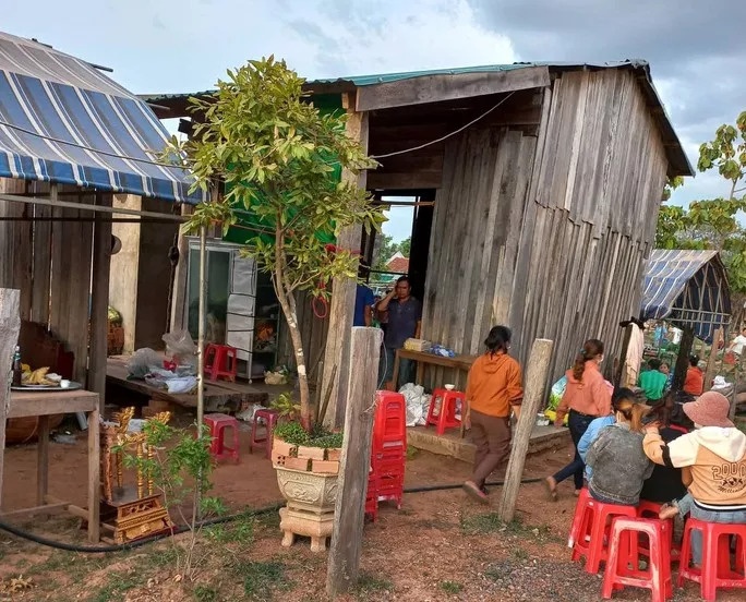 Vua kham liem cho vo, chong ra sau nha treo co tu tu hinh anh