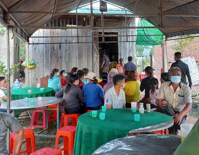 Vua kham liem cho vo,  chong ra sau nha treo co tu tu anh 1