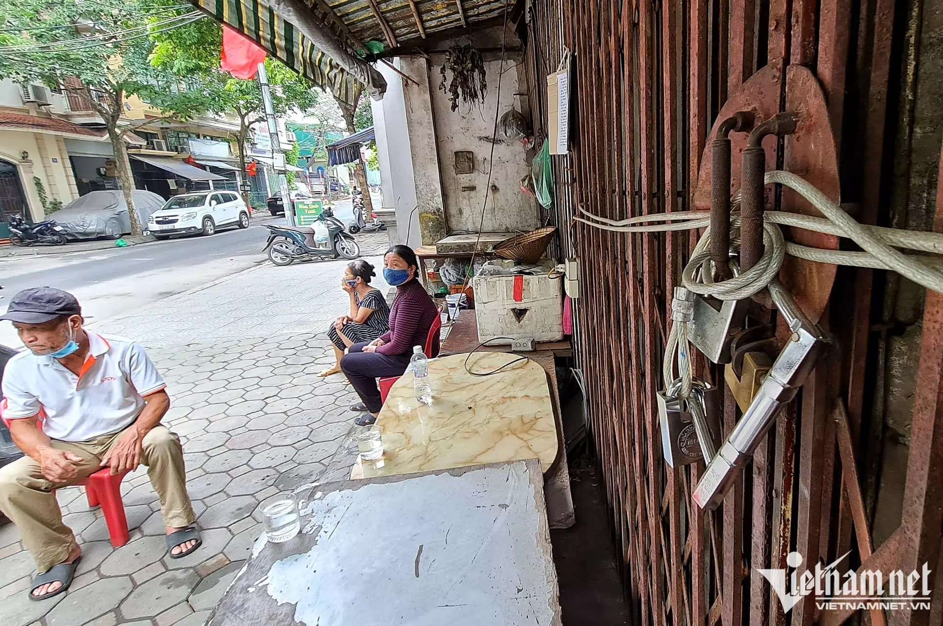 Ngang nhien dung day cap khoa nha dan giua trung tam Ha Noi anh 3
