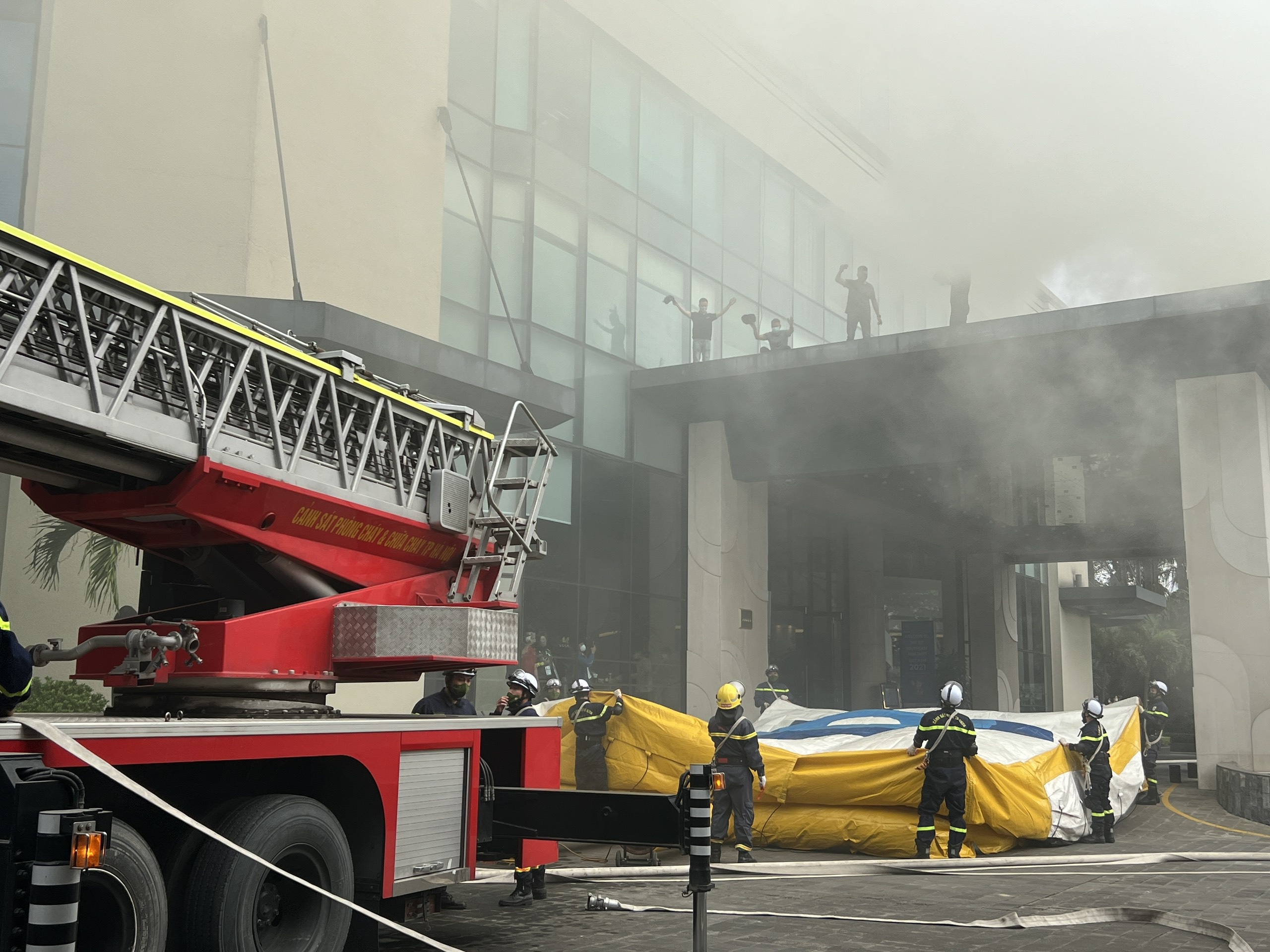 180 canh sat chua chay gia dinh o khach san phuc vu SEA Games 31 hinh anh