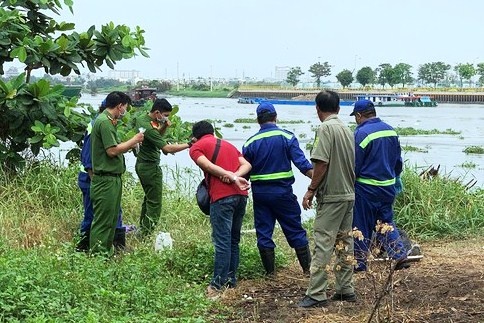 Phat hien thi the khong dau troi tren song o Ca Mau hinh anh