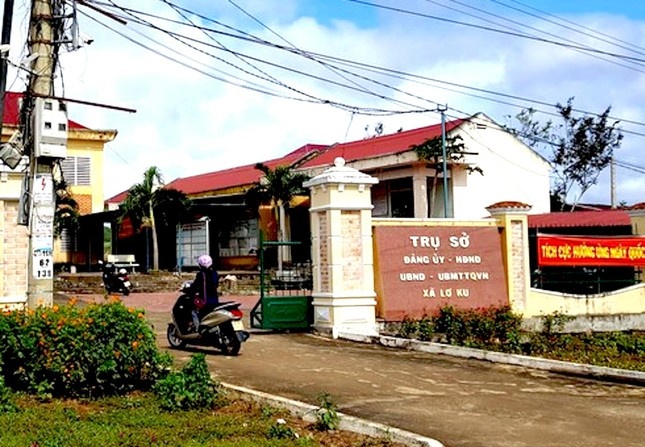 Chu tich UBND xa bo co quan di... du lich hinh anh