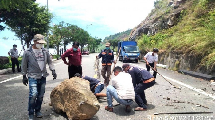 Da tang tu vach nui lien tuc roi xuong tuyen duong len ban dao Son Tra hinh anh