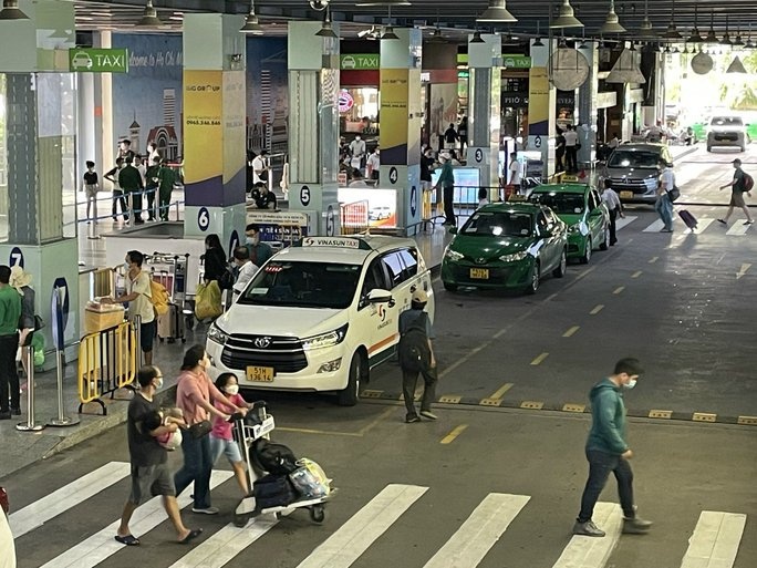 So GTVT TP.HCM chi dao khan sau vu hanh khach bi 'lam gia' o san bay hinh anh