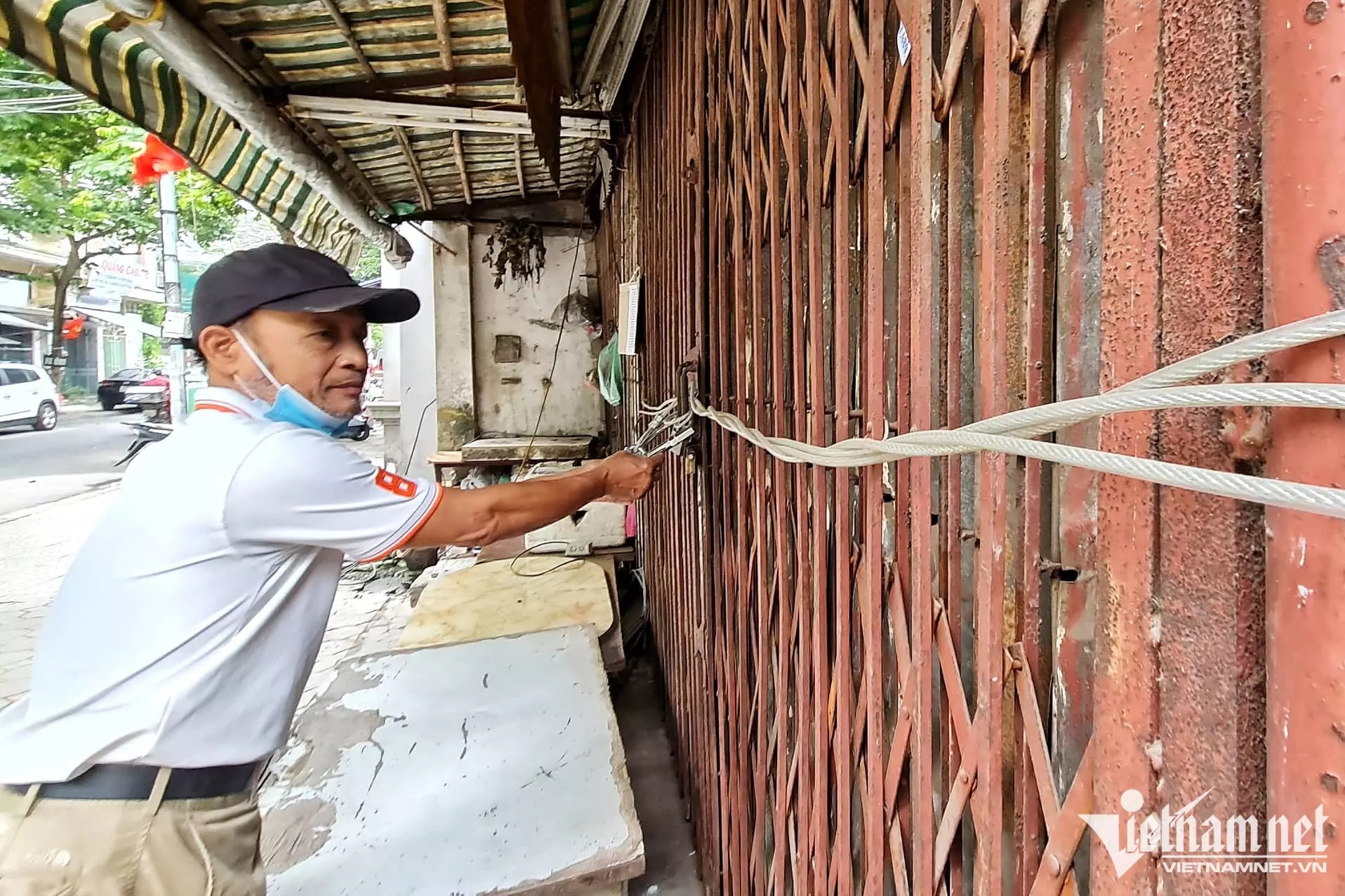 Ngang nhien dung day cap khoa nha dan giua trung tam Ha Noi anh 1