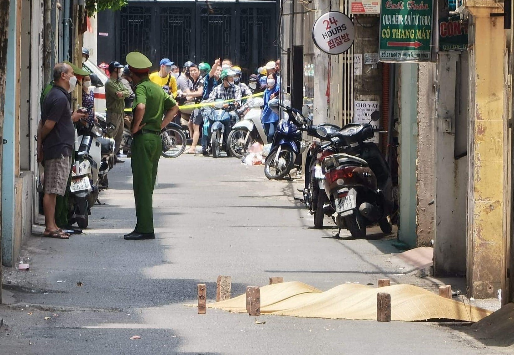 Nguoi dan ong roi lau tu vong o Ha Noi hinh anh