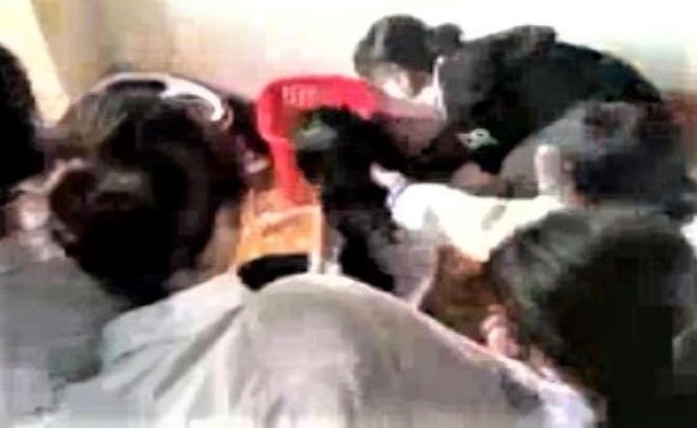 Xon xao clip nu sinh lop 7 bi danh hoi dong phai quy goi van xin hinh anh