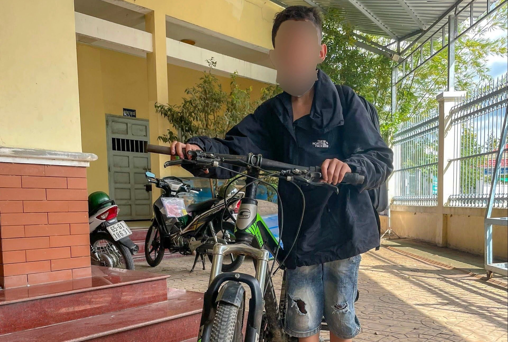 Be trai 13 tuoi dap xe gan 200 km tham ban gai quen qua mang hinh anh