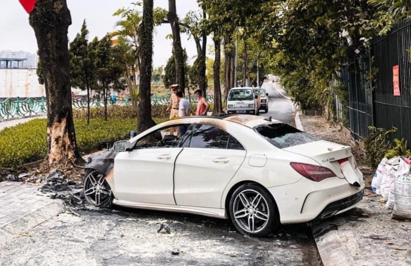 Mecedes boc chay ho tay anh 2