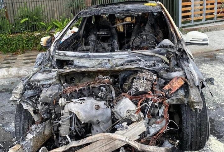 Oto Mercedes boc chay ven ho Tay hinh anh