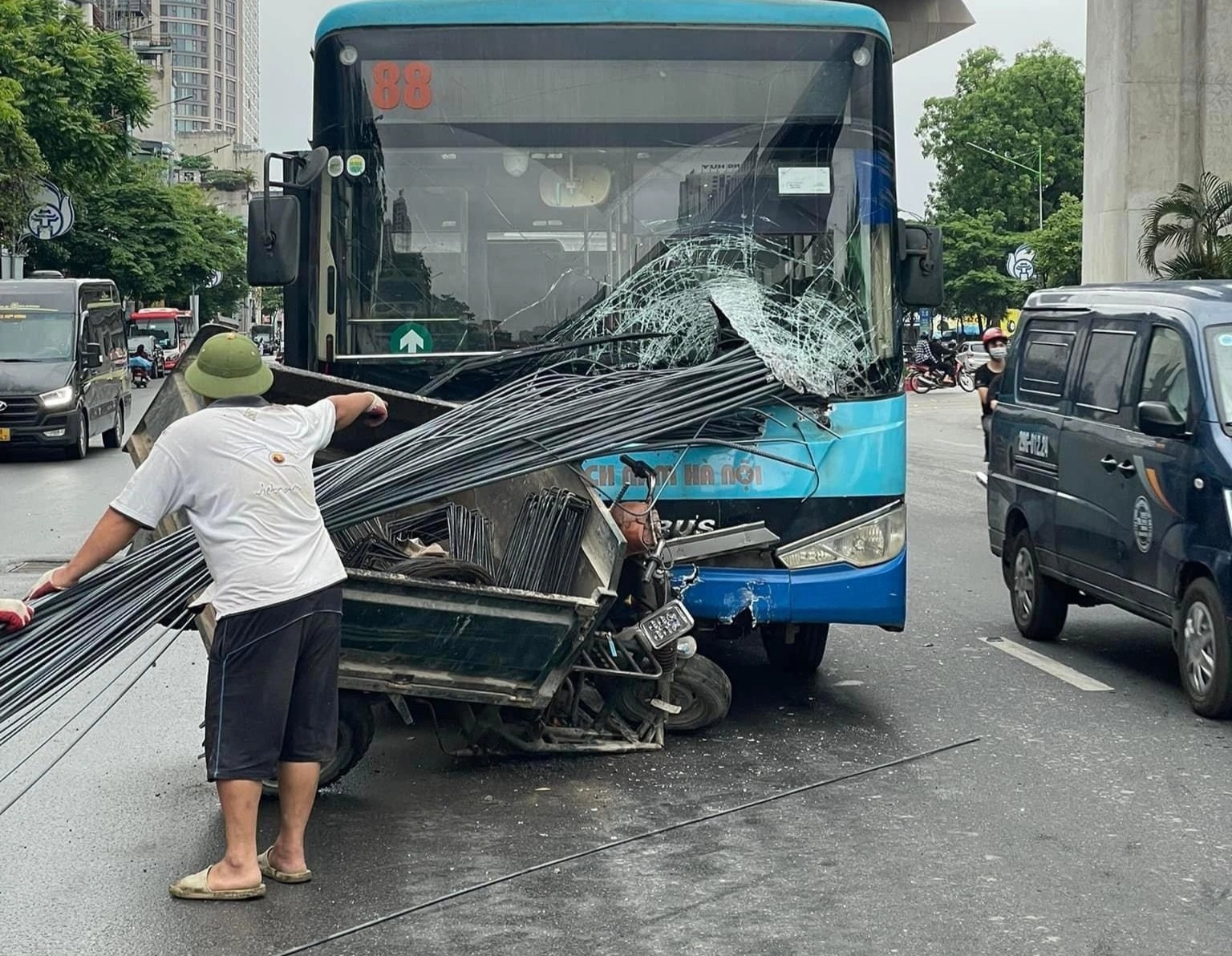 Bo sat tren xe ba banh tu che xuyen thung dau xe buyt hinh anh