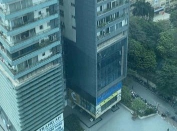 Nguoi dan ong tu vong sau khi roi tu chung cu 27 tang hinh anh