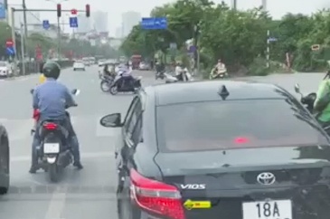 Vuot den do nhuong duong xe cuu thuong co bi xu phat? hinh anh