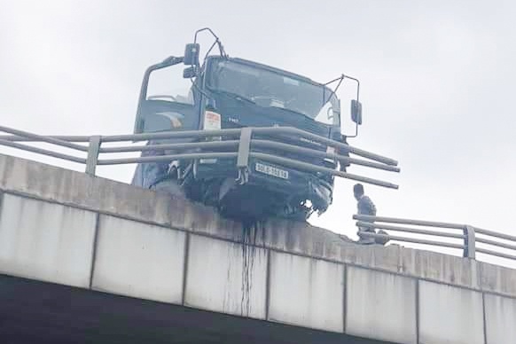 Xe ben lao khoi lan can cau vuot Amata, suyt roi xuong duong hinh anh