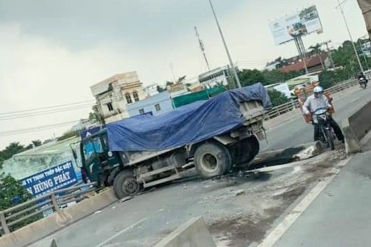 Kinh hai xe ben suyt roi tu cau vuot Amata xuong duong anh 2