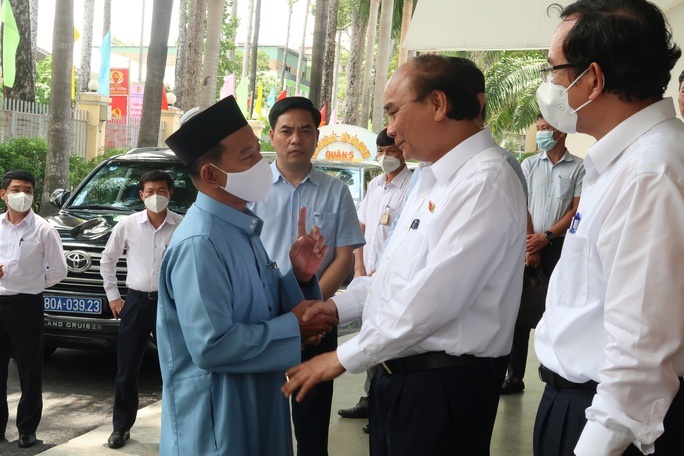 Chu tich nuoc Nguyen Xuan Phuc tiep xuc cu tri anh 1