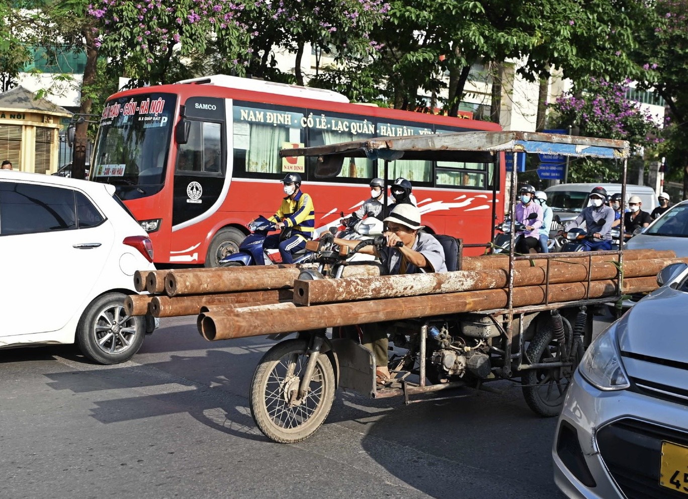 Xe tu che cho hang kenh cang nghenh ngang khap duong pho Ha Noi hinh anh