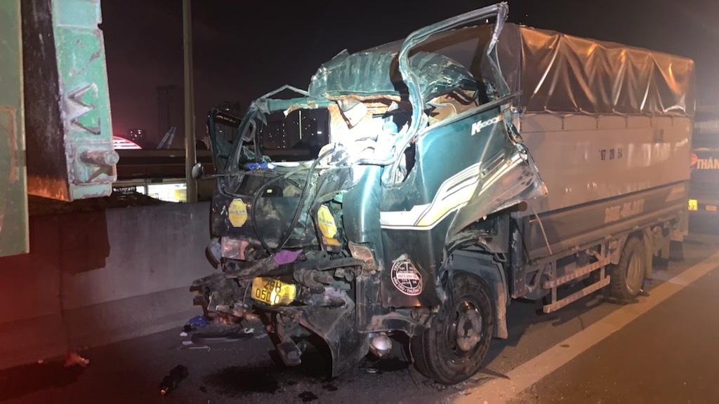 Ba nguoi mac ket trong cabin xe tai, mot nguoi chet hinh anh