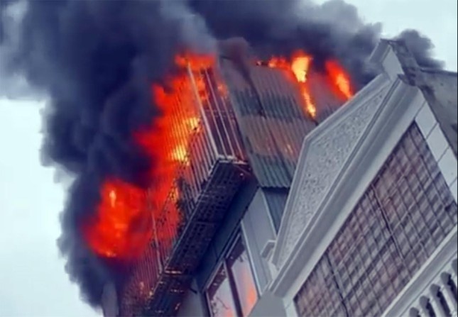 Lua chay ngun ngut tren noc nha 5 tang hinh anh