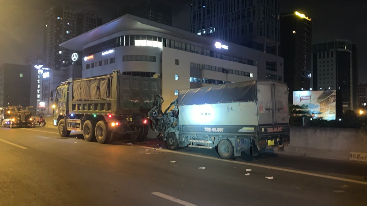 3 nguoi mac ket trong xe tai anh 1