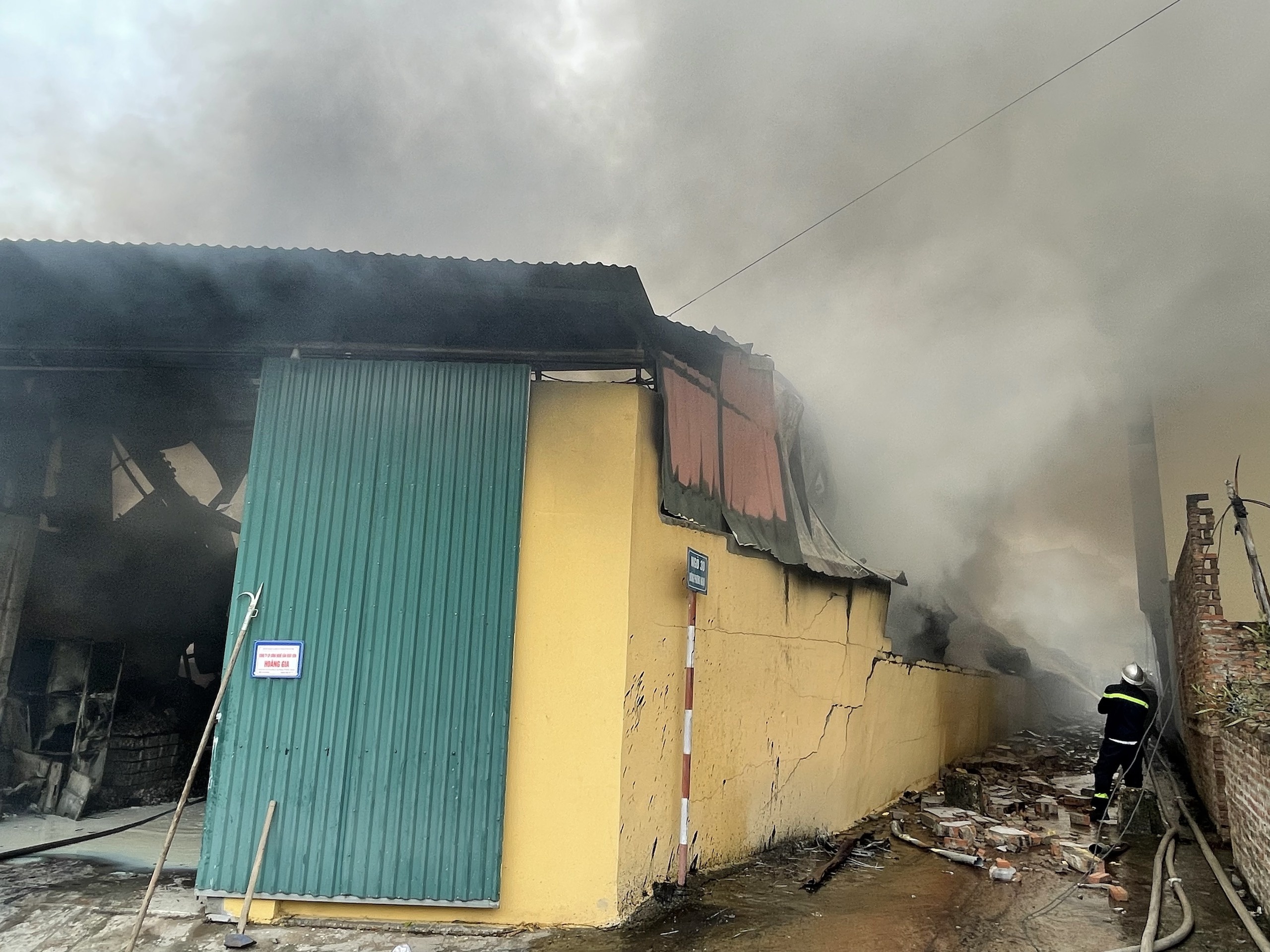 chay xuong vat lieu xay dung anh 1