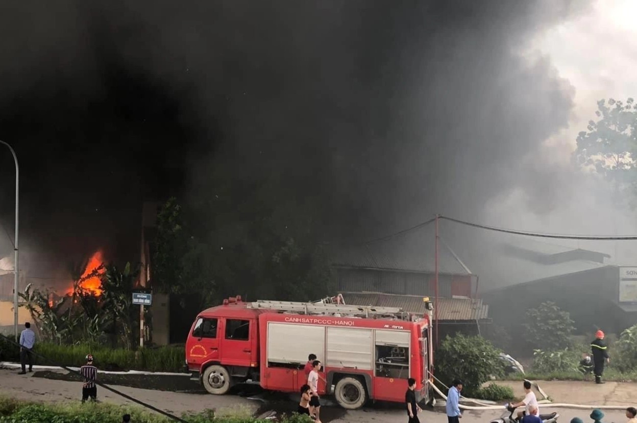 Chay lon o xuong vat lieu xay dung tai Ha Noi hinh anh