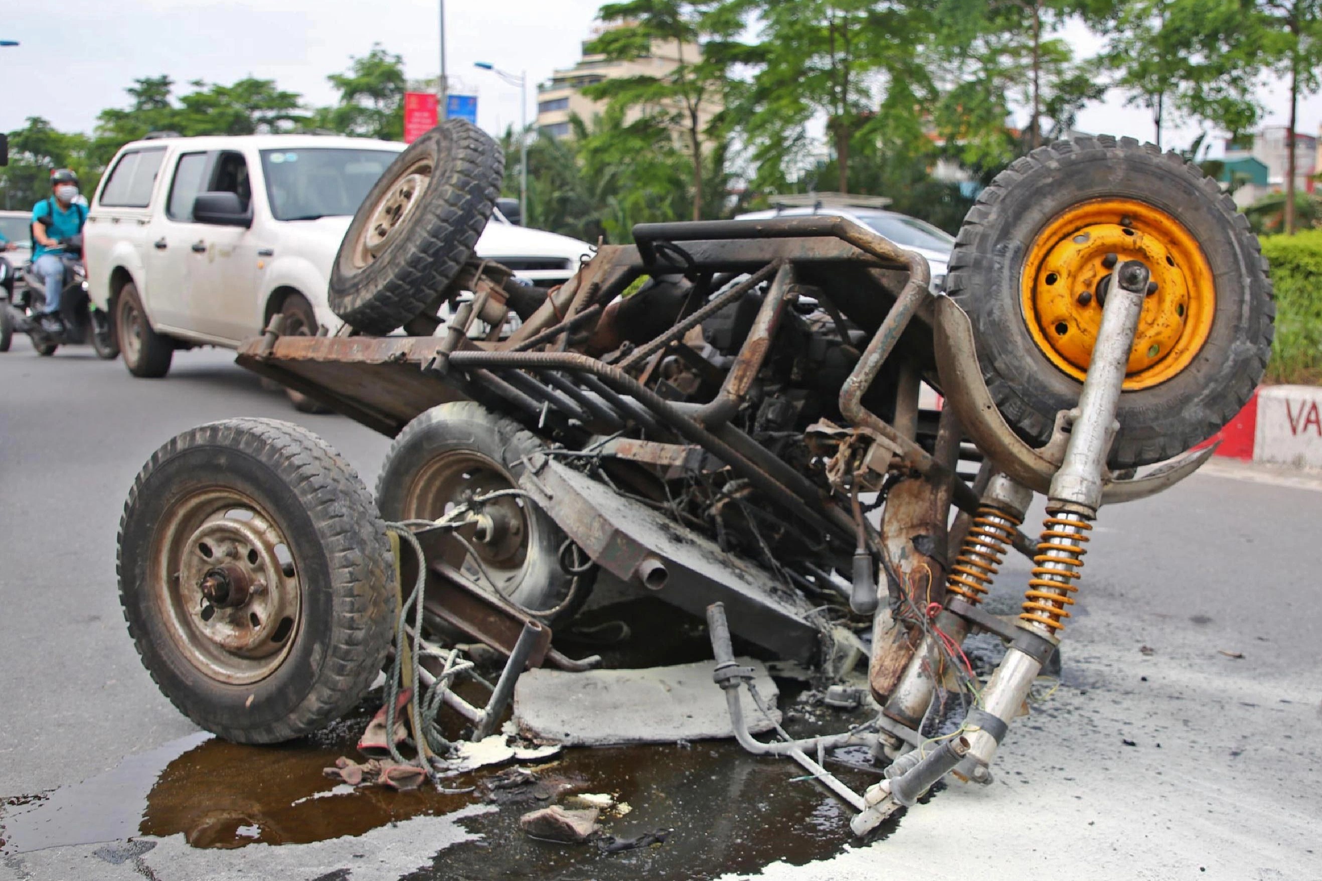 Xe ba banh lat ngua, boc chay sau tai nan tren duong vanh dai hinh anh