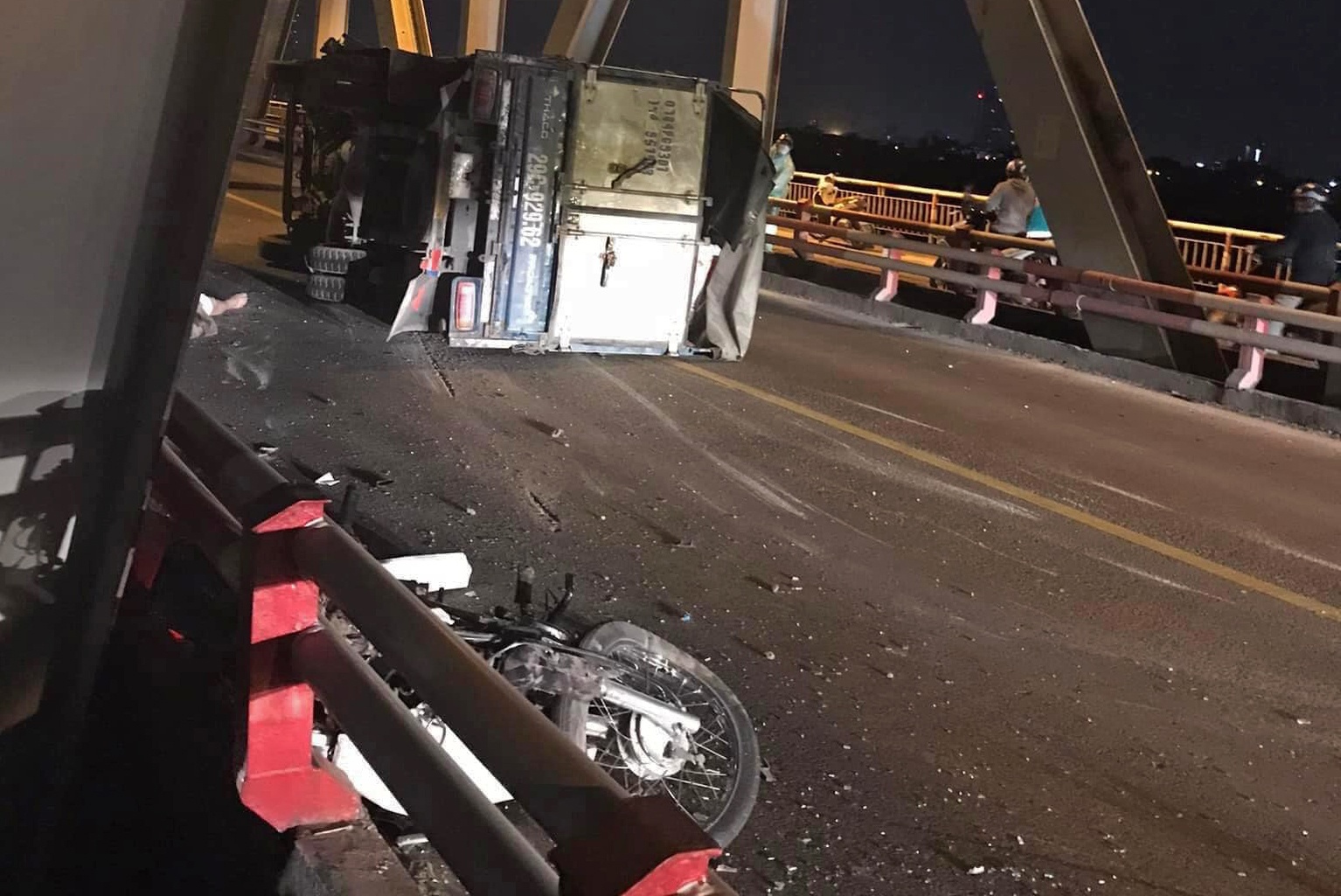 Di vao duong cam tren cau Chuong Duong, tai xe xe may tu vong hinh anh