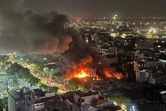 Khoi den ngun ngut tu dam chay o quan Tay Ho hinh anh