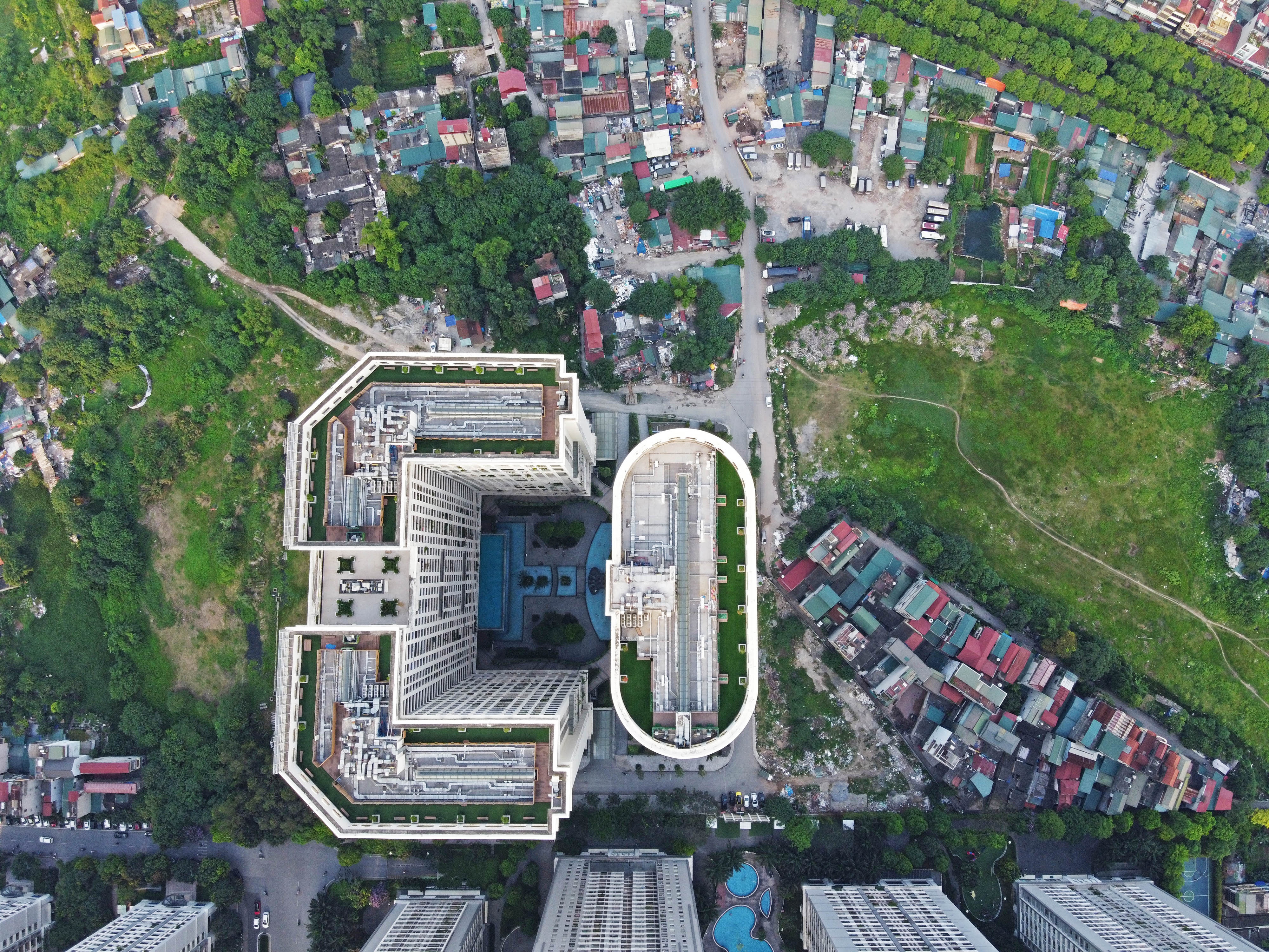 Canh song doi lap quanh con duong nghin ty tam bo hinh anh