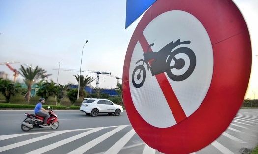 Tu duy 'xe lon phai den xe be': Phap luat dang bao ve nguoi sai hinh anh