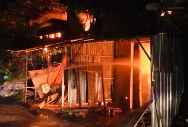 Xuong go 500 m2 boc chay ngun ngut trong dem hinh anh