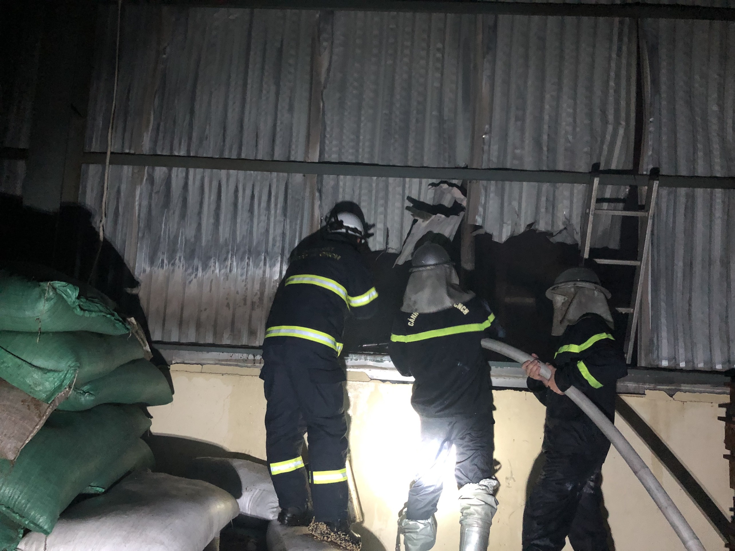 chay xuong go trong dem anh 1