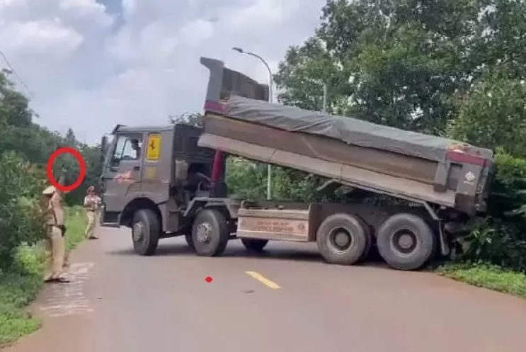 CSGT ban 2 phat sung chi thien yeu cau tai xe xe ben can tai trong hinh anh