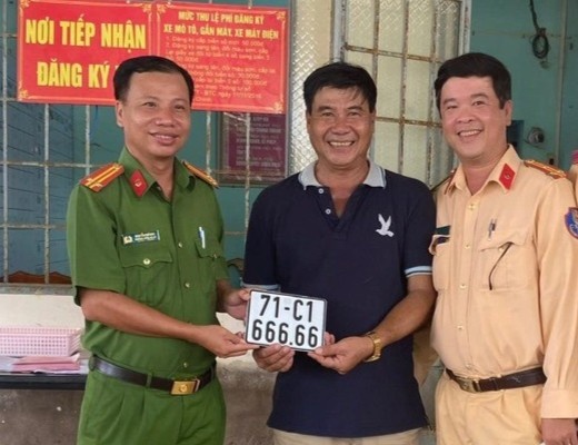 Dang ky xe o cong an xa, chu xe bam trung bien ngu quy 6 hinh anh