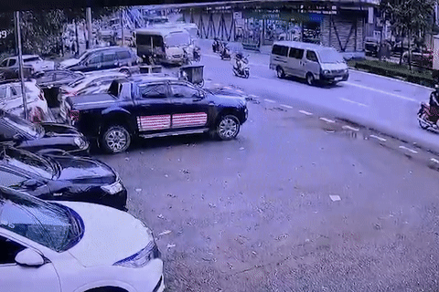 Cuu nguoi phu nu bi ket duoi gam oto hinh anh