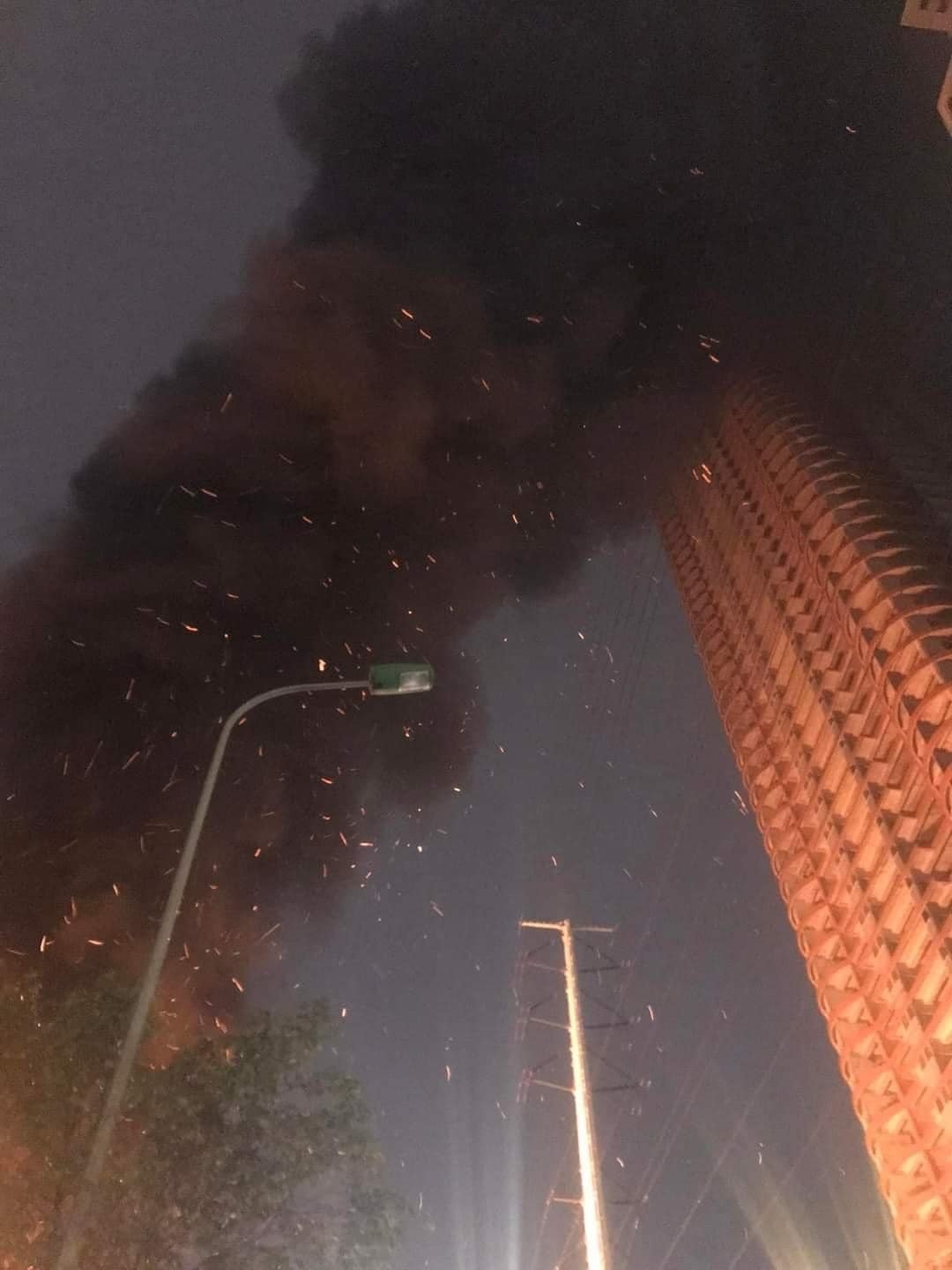 khói đen bao trùm chung cư ảnh 2 khoi den bao trum chung cu anh 2