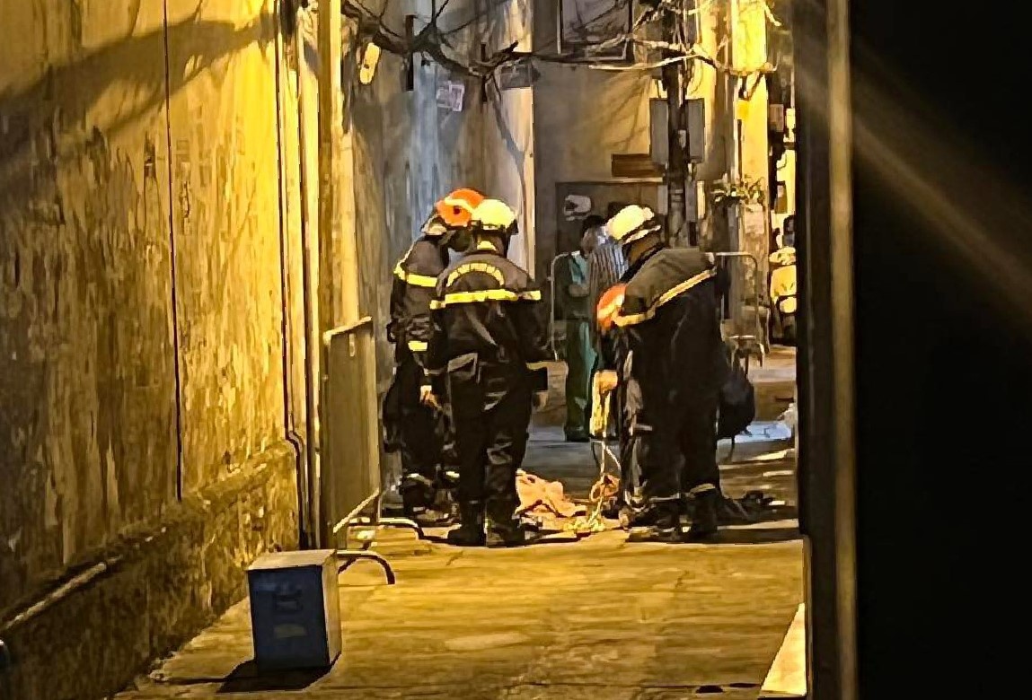 Roi thang may nha 7 tang o Ha Noi, 2 nguoi chet hinh anh