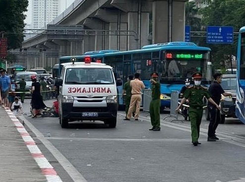 Xe dien cho 3 tre em va cham voi oto, mot nguoi chet hinh anh