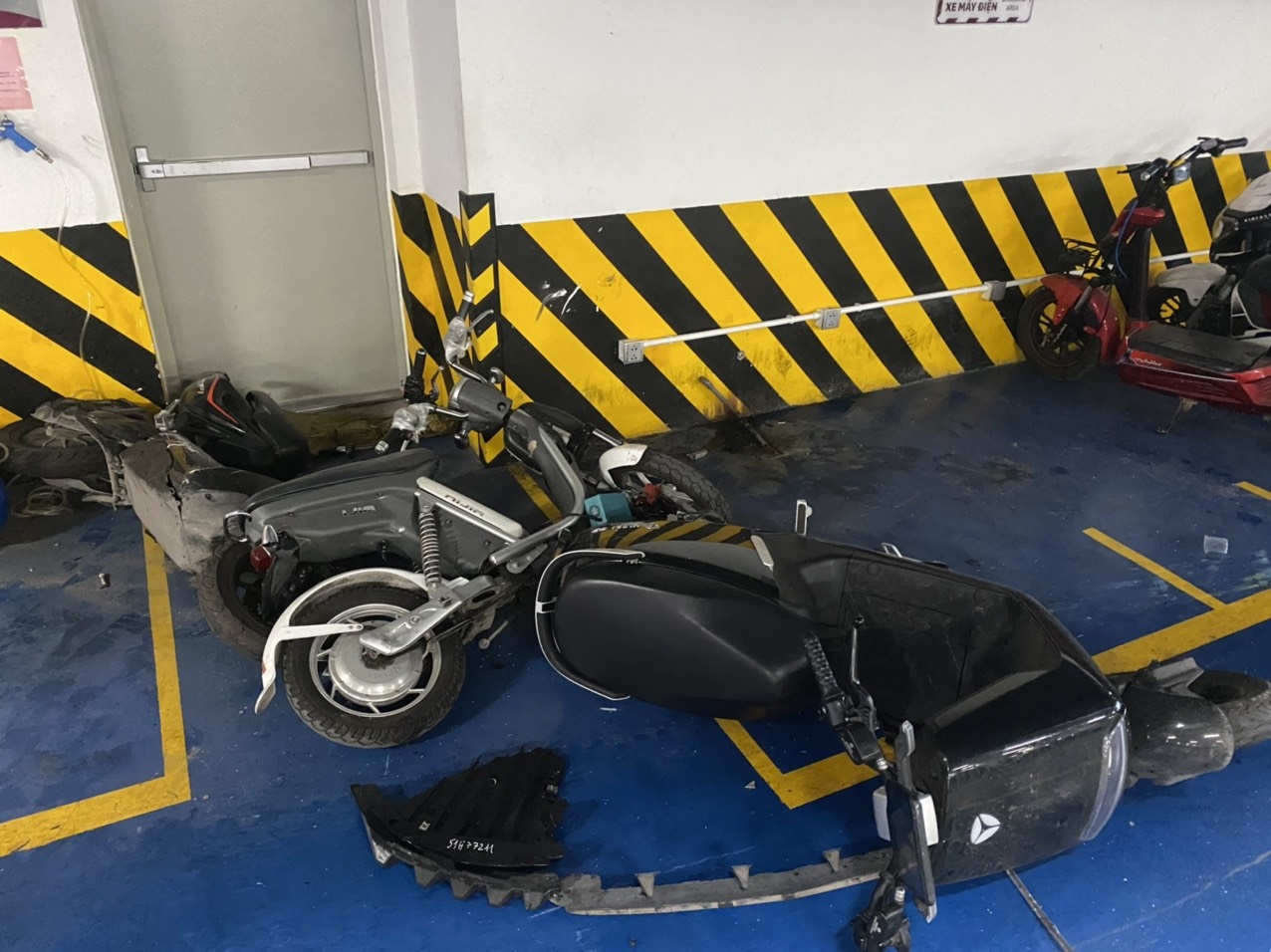 Mercedes Maybach tông loạt xe máy ảnh 6 Mercedes Maybach tong loat xe may anh 6