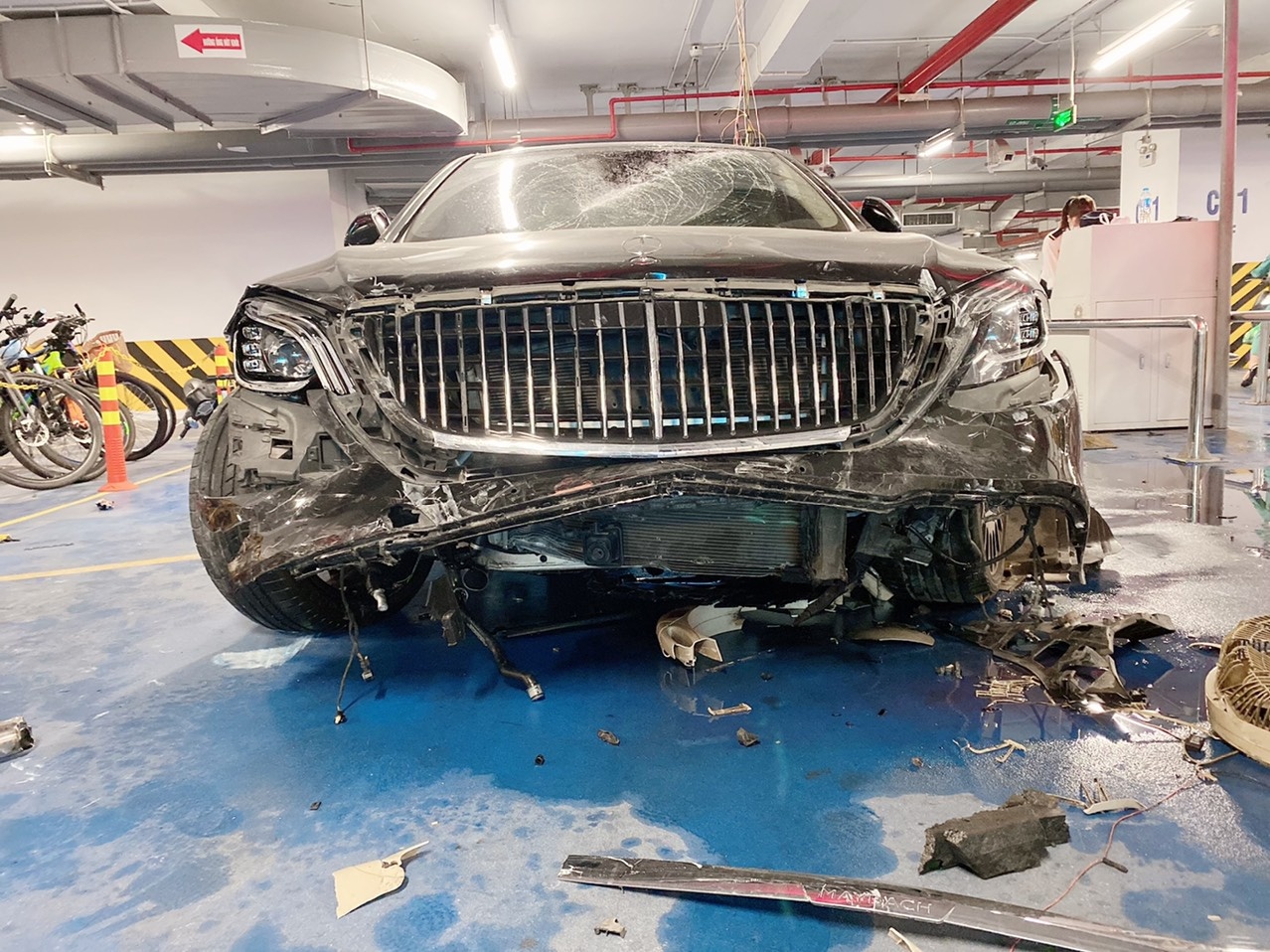 Mercedes tông loạt xe máy ảnh 1 Mercedes tong loat xe may anh 1