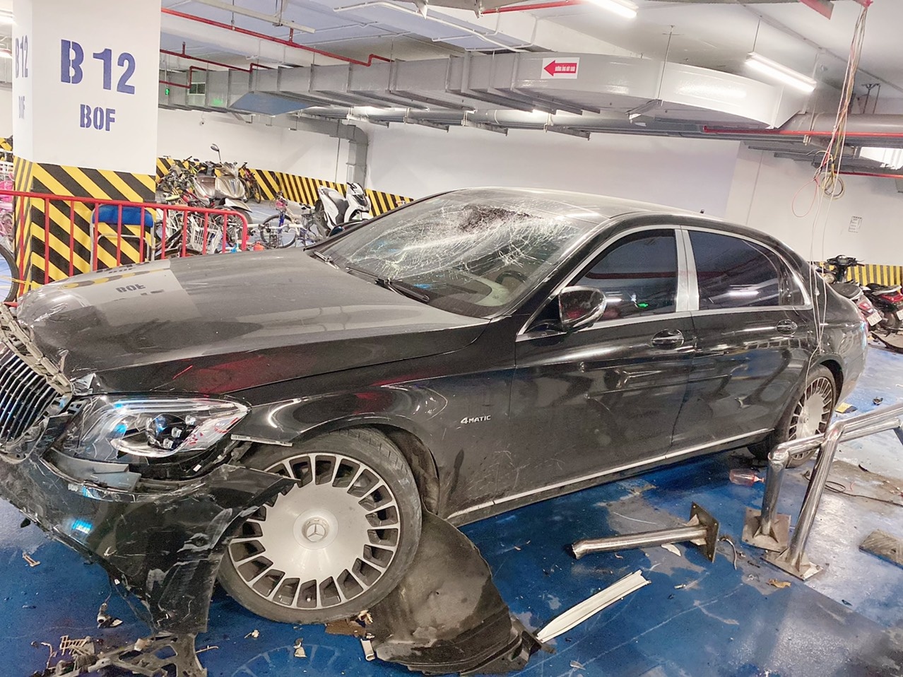 Mercedes tông loạt xe máy ảnh 2 Mercedes tong loat xe may anh 2