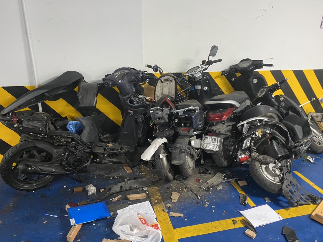 Mercedes tông loạt xe máy ảnh 3 Mercedes tong loat xe may anh 3