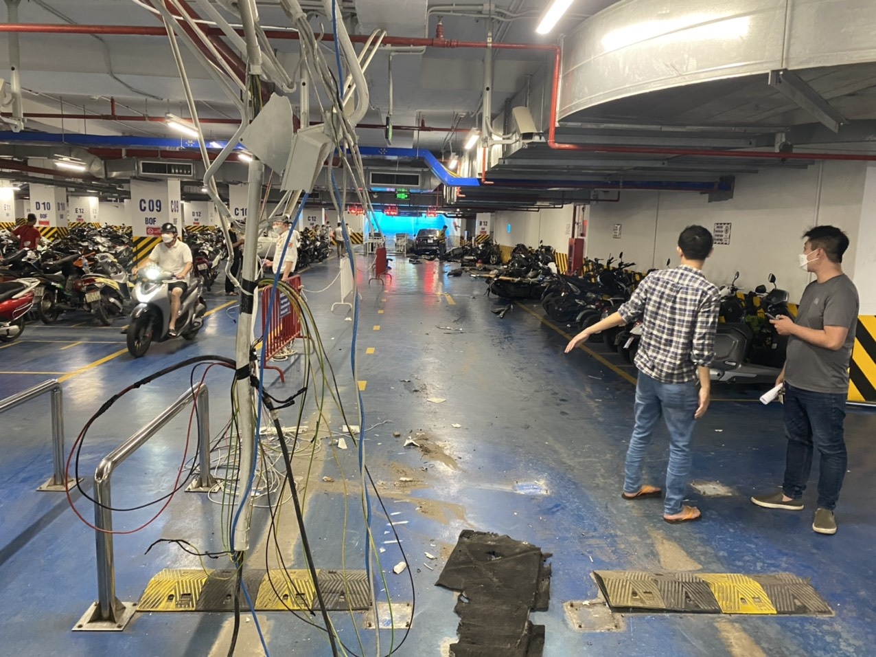 Mercedes tông loạt xe máy ảnh 4 Mercedes tong loat xe may anh 4